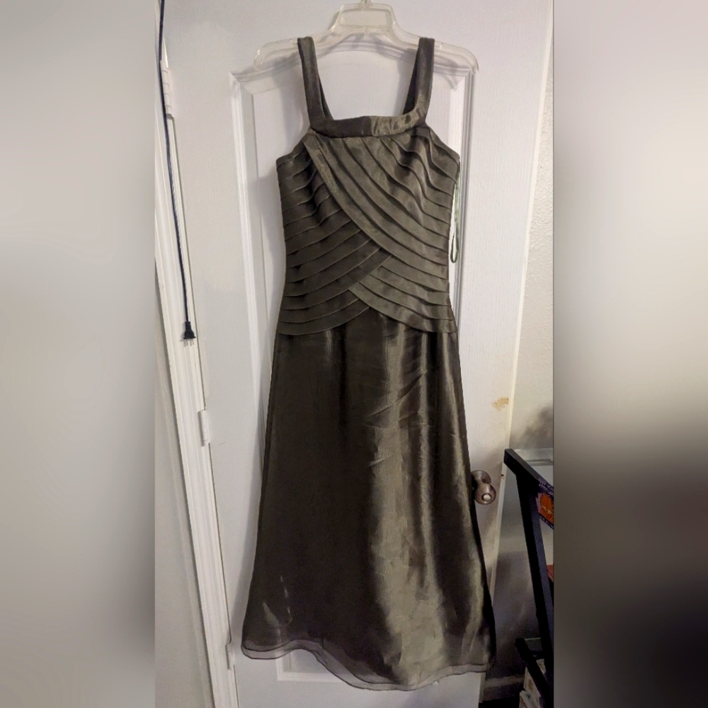 Elegant Olive Green Sleeveless Dress